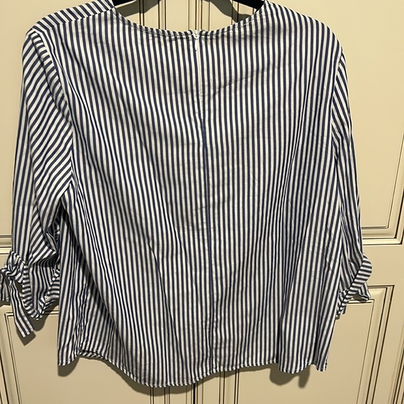 Another cute top from J McLaughlin - Picture 4 of 4